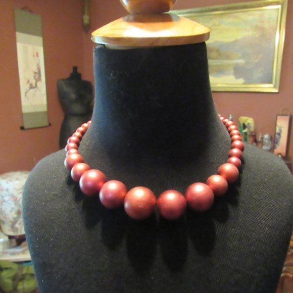 🍒 Sophisticated Cranberry Red Beaded Wired Necklace - Picture 4 of 12